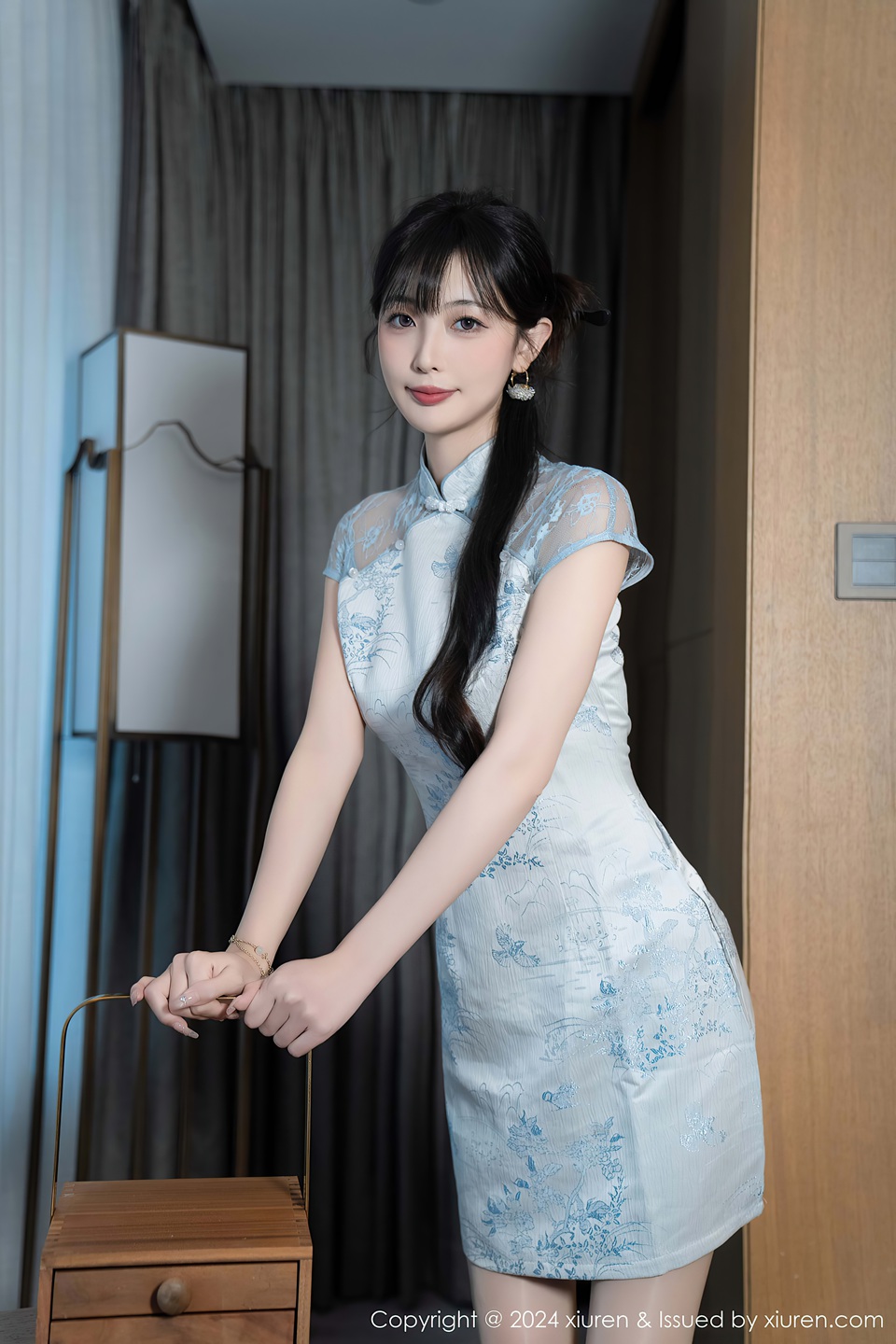 秀人网林星阑 性感浅色短款旗袍灵动迷离的丝足美不胜收，曼妙身姿娇媚动人