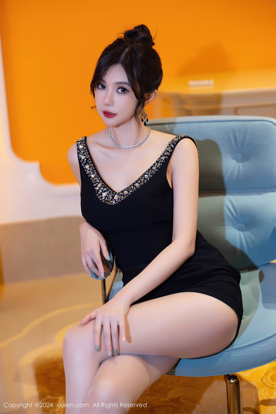 秀人网女神绮里嘉，性感黑色连衣短裙，娇柔曼妙的姿态明艳动人