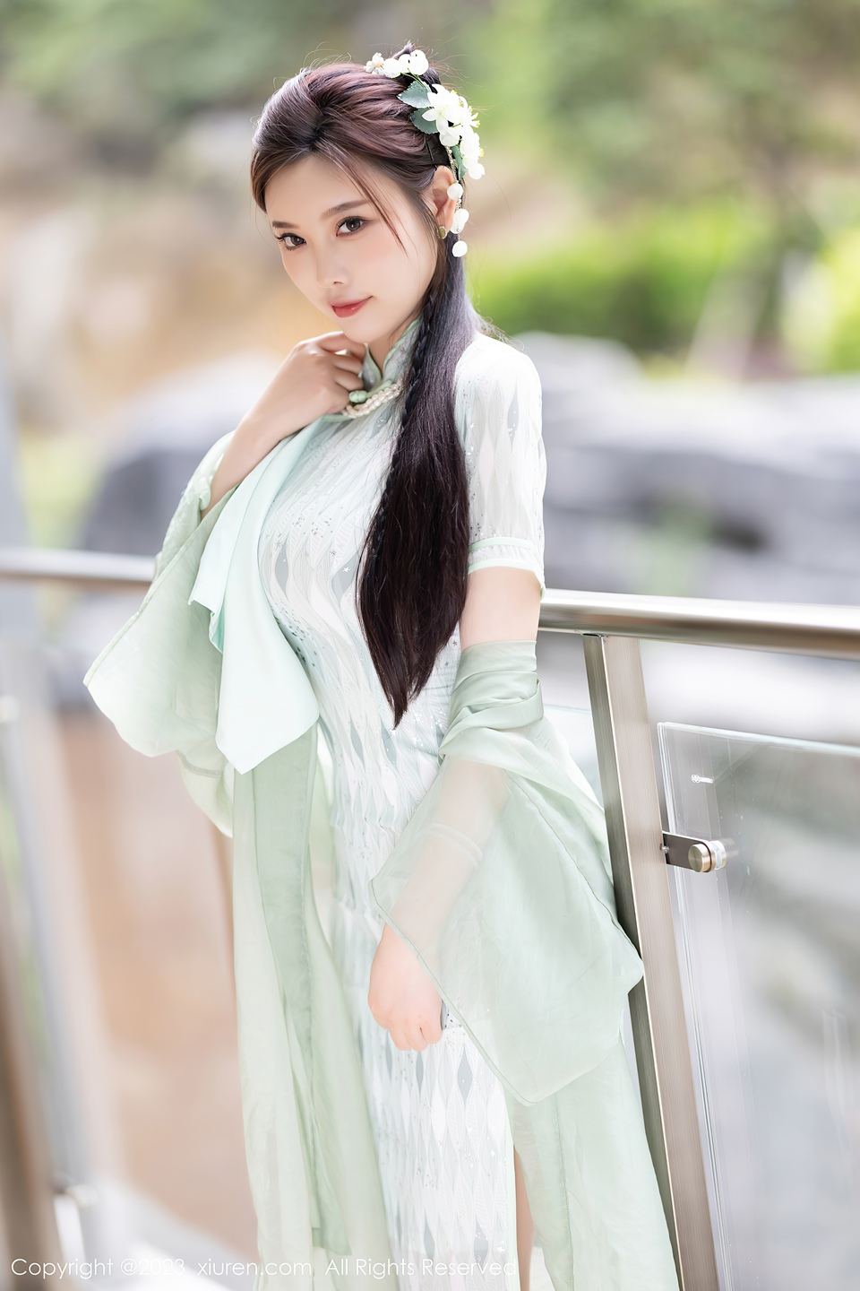 性感女神杨晨晨，迷人丰腴身材完美绝伦的身段一览无余，姿态摄人心魄
