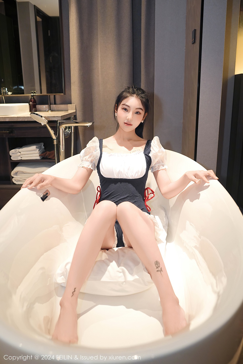 新人希恬儿性感写真，性感拼色联谊短裙身材多姿娇媚动人