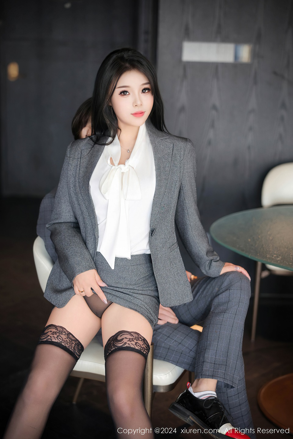 新人麦田性感灰色OL职业装写真，魅惑身姿明艳动人，姿态婀娜妩媚