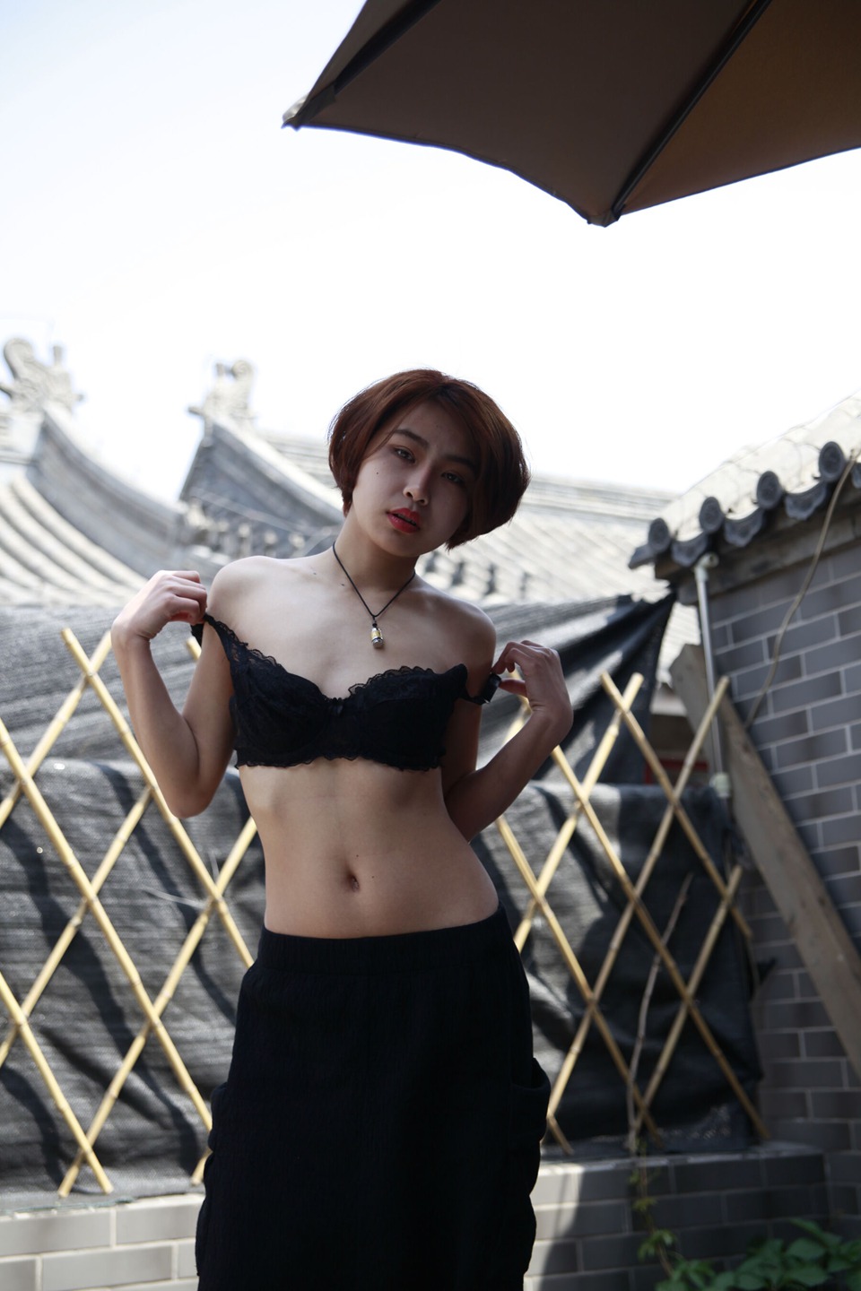 短发国模季小美（黄丽霞）私境影像纪｜先锋人体美学与自我身份的觉醒叙事