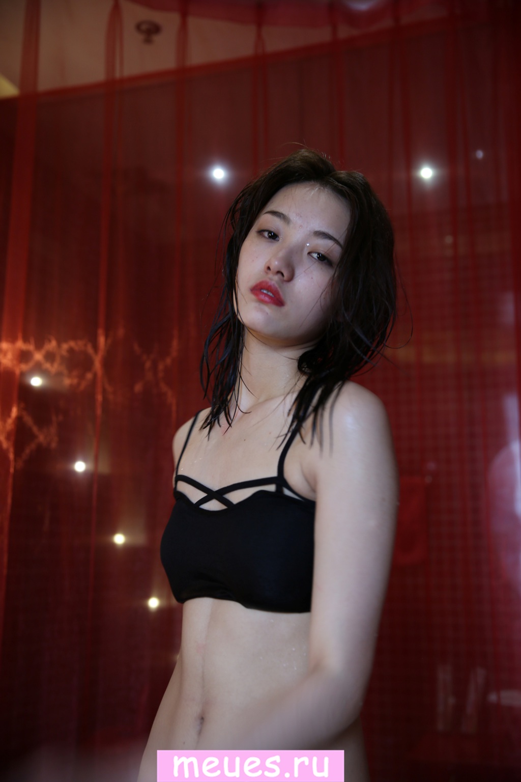极品学生妹晶晶光影人像写真——浴中沉思的女孩，湿发与光线交织出的静谧瞬间