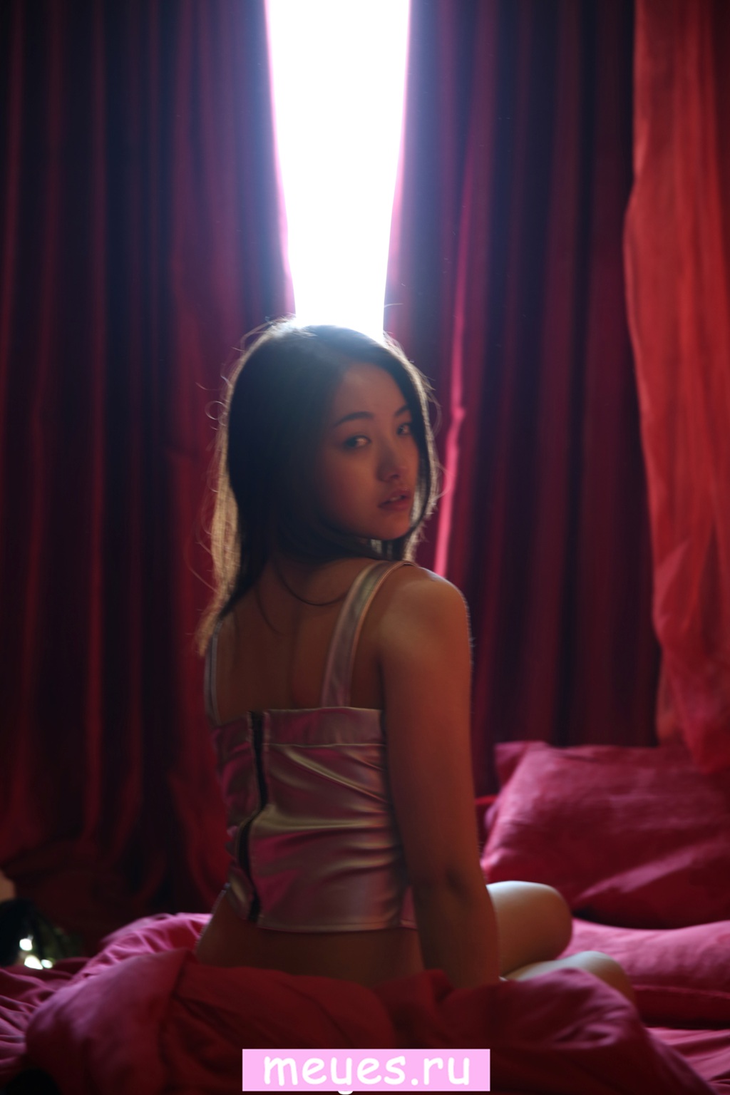 极品学生妹晶晶光影人像写真——浴中沉思的女孩，湿发与光线交织出的静谧瞬间