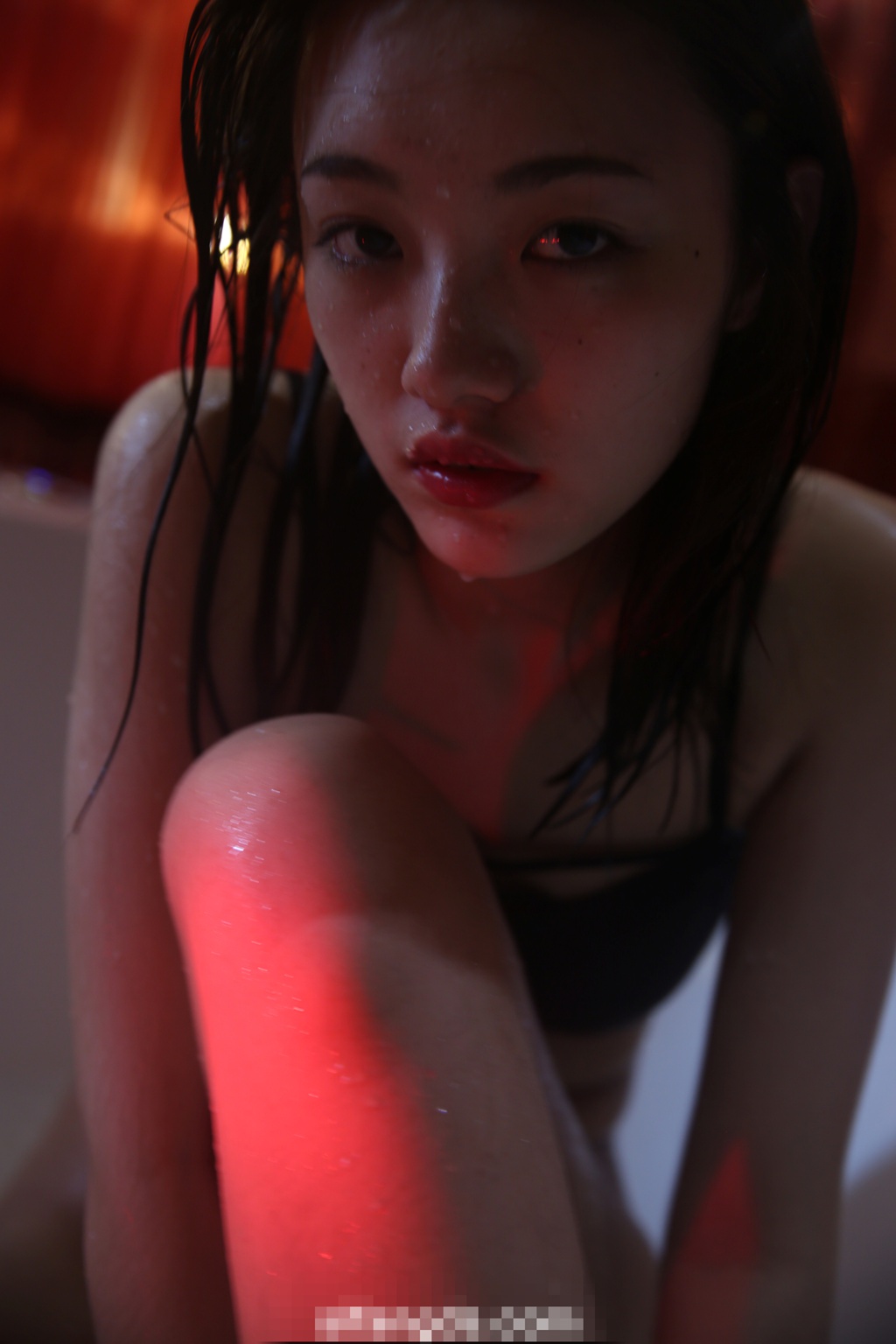 极品学生妹晶晶光影人像写真——浴中沉思的女孩，湿发与光线交织出的静谧瞬间