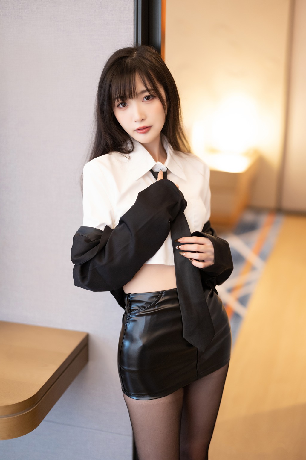 秀人网人气模特林星阑魅力写真——黑丝皮裙职场风优雅演绎