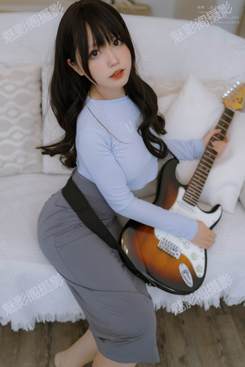 Nyako 喵子吉他妹妹连衣裙写真：轻熟风与乐器浪漫的极致融合