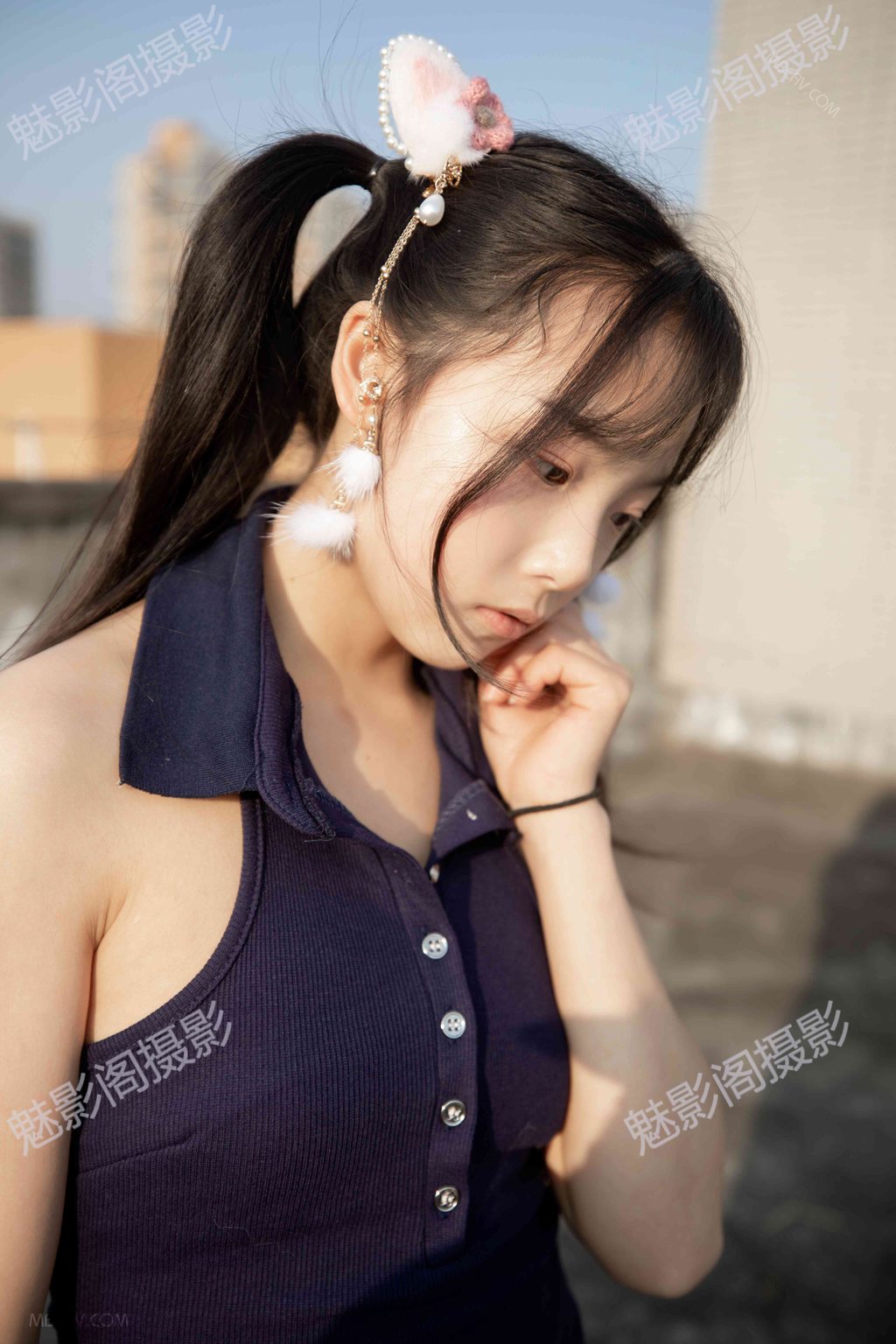 丝袜控福利｜天然呆萌清纯侧颜美少女宿舍楼顶诱惑肉丝 + 透视打底裤 纯欲风穿搭尽显青春活力