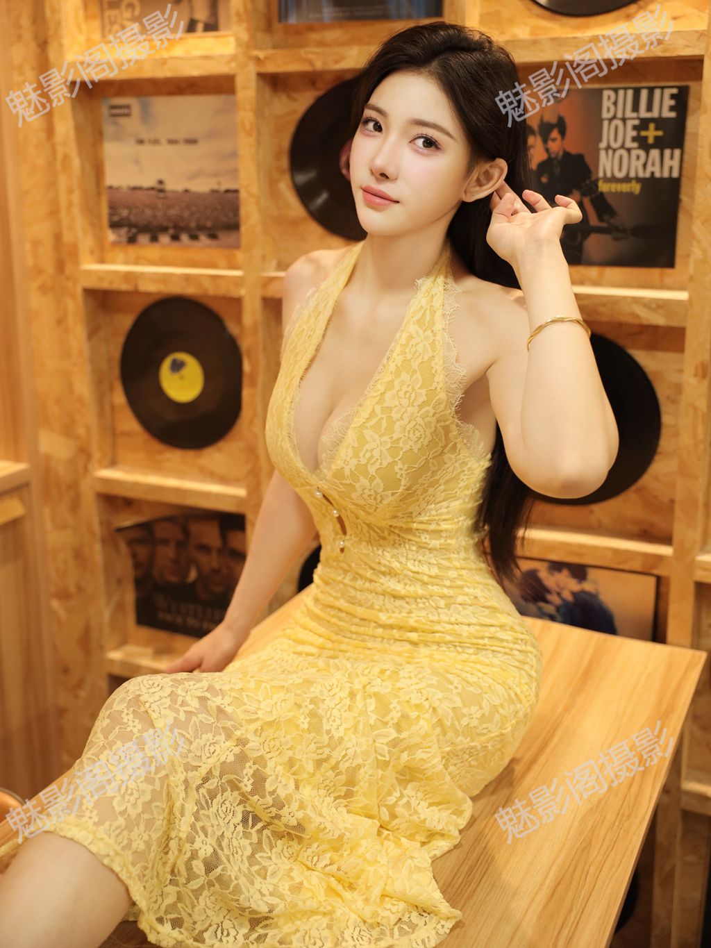 秀人网梨霜儿高颜值大美女：法式田园风与黑胶唱片碰撞的大尺度视觉盛宴，解锁夏日纯欲写真新高度